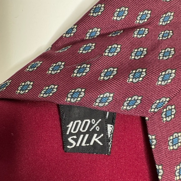 Woodward & Lothrop Store For Men 100% Silk Tie made in Italy. (A) - Picture 4 of 5